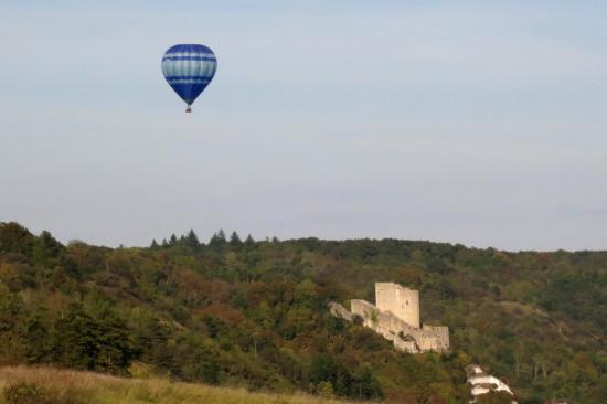 Montgolfière au-dessus du donjon de la Roche-Guyon