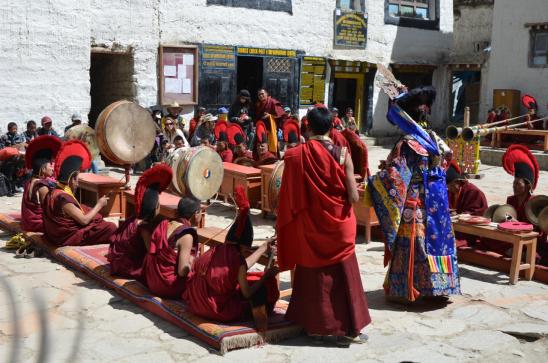 Scène de Tiji à Lo Monthang