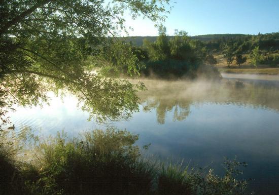 Le lac de Monieux au petit matin