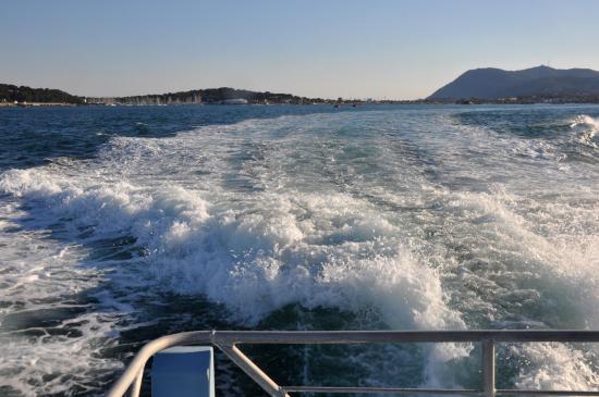 Navigation en rade de Toulon avec la navette 18M (au fond Les Sablettes et ND du Mai)