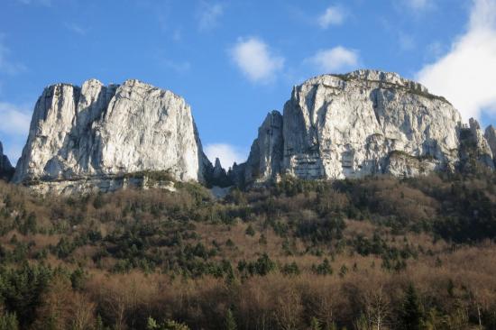 Les Deux-Soeurs, rochers faisant partie des falaises de la montagne de l'Epenet