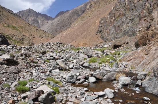 Remontée de la gorge de l'assif Tafklast (azibs Taourirt)