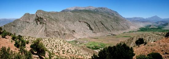 La riante vallée des Aït Bouguemez depuis le tizi n'Arous