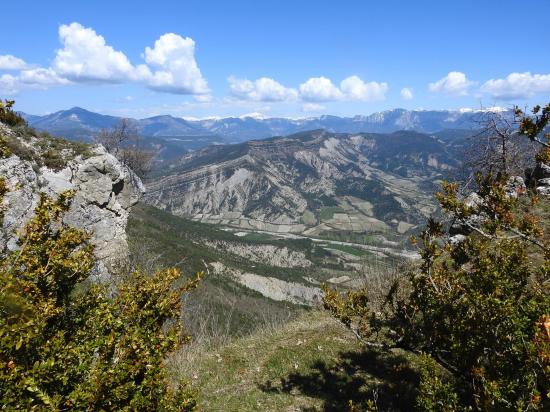 Vue plongeante sur la vallée de la Drôme et les contreforts S du Vercors depuis le château de Barry