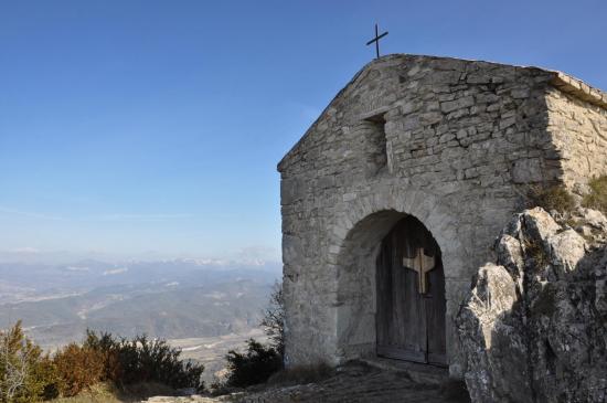 Sur la crête, la chapelle Saint-Médard