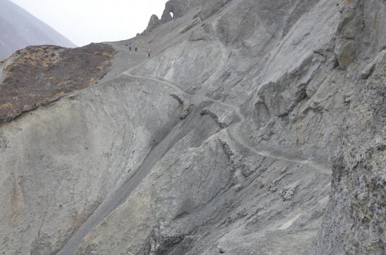 A l'approche du Tilicho BC, la zone d'éboulis