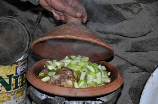 Préparation du tagine aux azibs Agharas