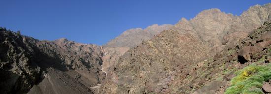 Muraille E de l’Afekhoï, au fond à gauche le Djbel Toubkal