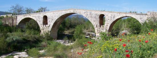 Le Pont Julien entre Apt et Bonnieux