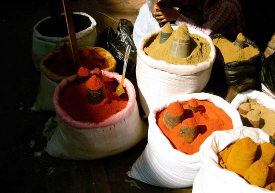 Sacs d'épices sur les marchés dans les rues de Kathmandou