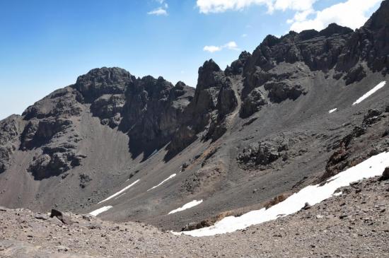 Depuis le tizi Melloul, vue sur les Clochetons