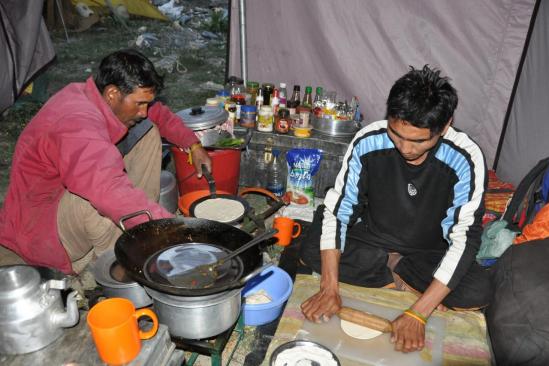 Une repas impeccable s'initie dans une cuisine très bien rangée : le lieu de travail d'Angshuk est un modèle du genre...