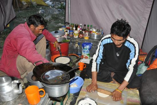 Une repas impeccable s'initie dans une cuisine très bien rangée : le lieu de travail d'Angshuk est un modèle du genre...