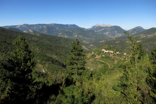 Le village d'Aucelon avec à l'horizon Couspeau et les Trois Becs