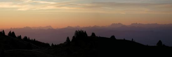 Lever de soleil sur les Alpes depuis les Balcons du Léman (Jura)