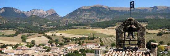 Depuis le chemin de montée au château de Bourdeaux