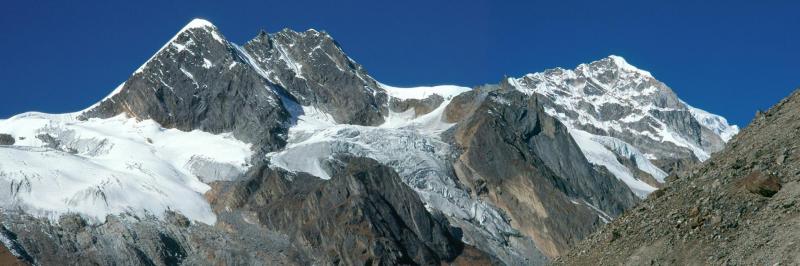 Cirque de montagnes au milieu duquel se trouve la source de la Bungre khola