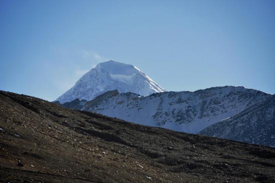 Le Dhaulagiri I apparaît derrière le Mu La