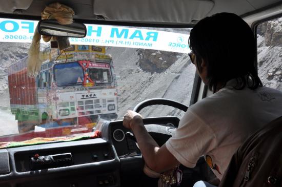 Notre émérite chauffeur sur les routes du Spiti...