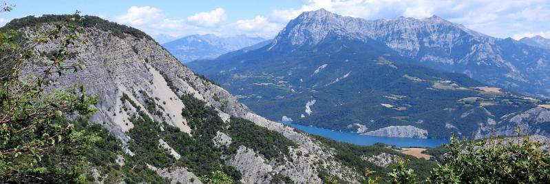 Du Clot Morel, on dispose d'une vue partielle sur le lac de Serre-Ponçon et le pic de Morgon