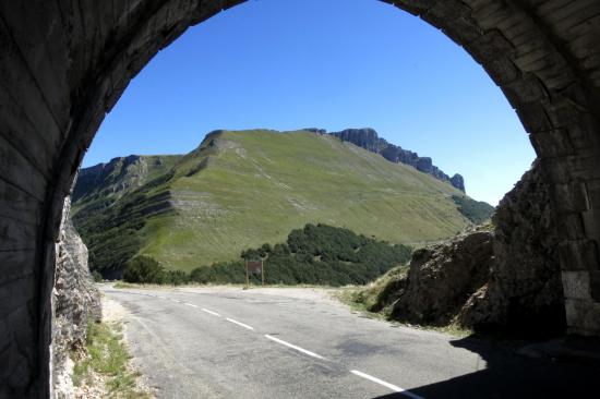 A l'entrée du tunnel du col de la Bataille (Roc de Toulau)