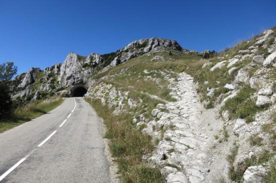 Col de la Bataille (tunnel à gauche et col naturel à droite)