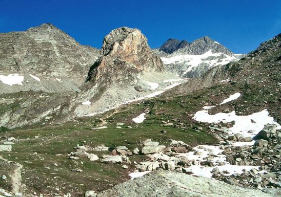 Au coeur du vallon de l'Orgère, on voit le thalweg qui part du col de Masse