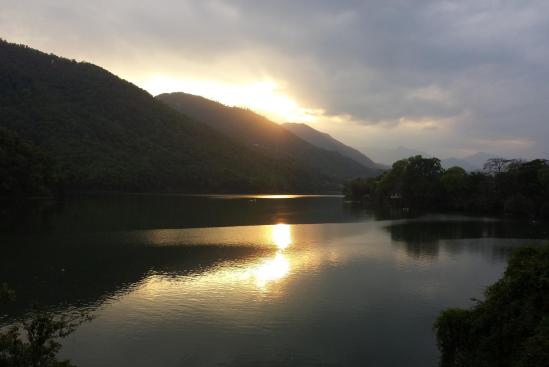 Coucher de soleil sur Phewa tal à Pokhara