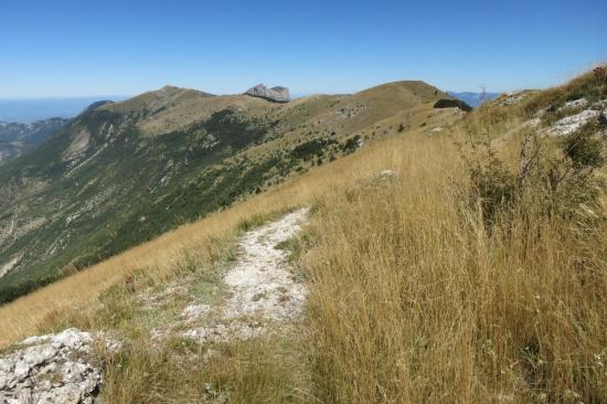 Enfilade des crêtes de la montagne de Couspeau jusqu'aux Trois Becs