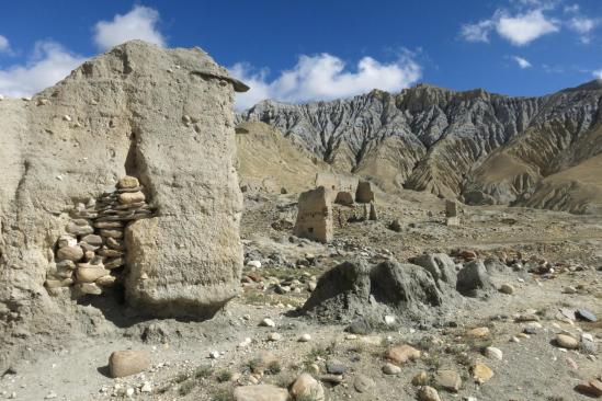 Le village d'Akiama au pied des falaises grises de Ghemi