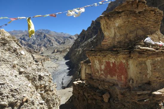 Les chörtens à l'entrée du vallon dans lequel se situe Chudzong gompa