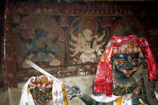 Les statues dans l'arrière salle de Chudzong gompa