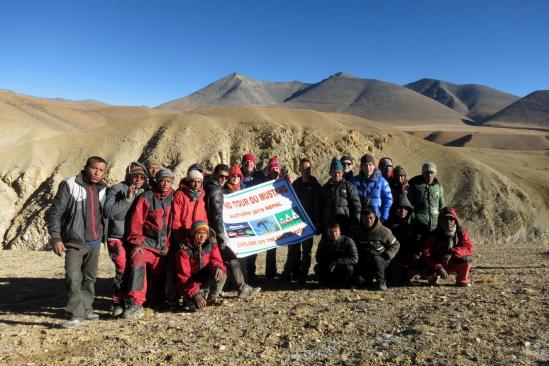 Le groupe en entier (sauf le photographe...) devant le massif du Gaugiri