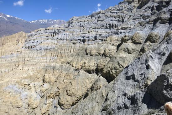 Les falaises grises de Ghemi