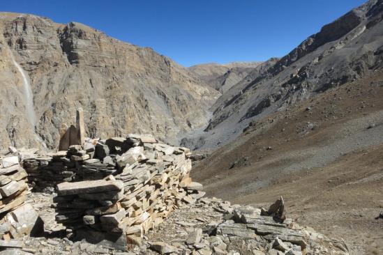 Le (presque...) dernier col d'où l'on peut se réconforter en constatant le travail accompli (au fond le plateau au-dessus des lcs du Damodar)