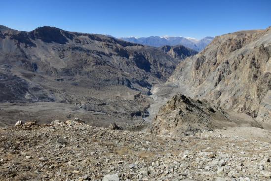 Certes il y a bien un couloir à gauche mais il est hautement préférable de faire le tour par le sentier qui contourne le béquet rocheux à droite de l'image...