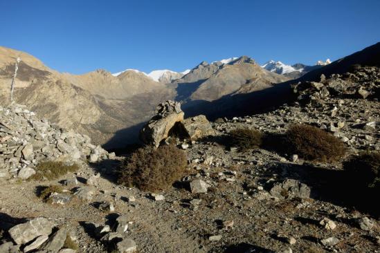 Au Makar La, un dernier regard sur les montagnes du Damodar himal.