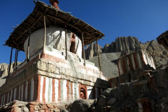 Détail de l'allée des chortens de Tangge