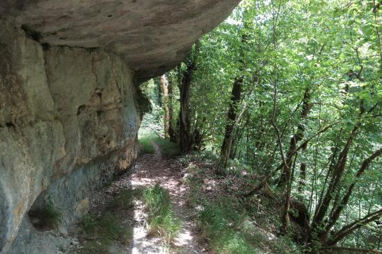 Le sentier sous les falaises entre l'abri du Torret et le barrage du Châtelot