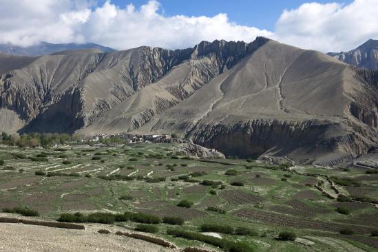 Les champs de Ghemi vus depuis le sentier des crêtes qui conduisent à Ghilling