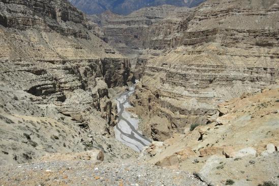 Vue plongeante sur le sillon creusé par la Kali Gandaki