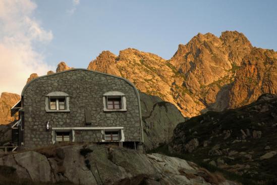 Le refuge de Larribet au petit matin