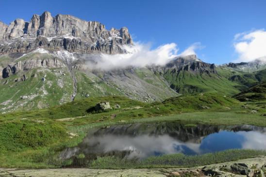 Le rocher des Fiz vu depuis le lac de Pormenaz