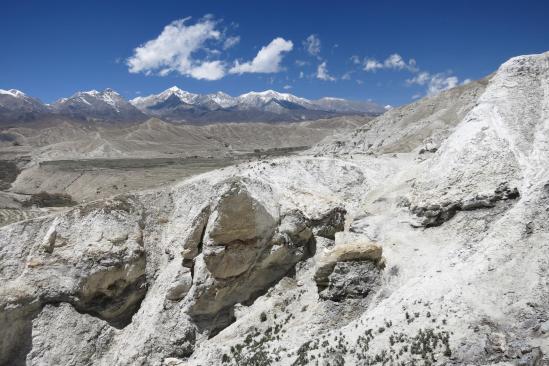 La montagne blanche de la Sakau danda (Lo Monthang)