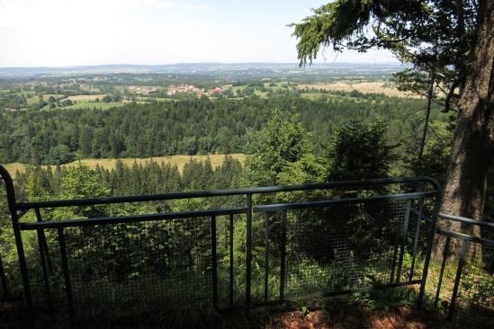 Depuis le Belvédère des Mouflons, on domine les plateaux agraires du Jura