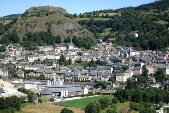 La petite cité de caractère de Murat vue depuis le piton de Bredons