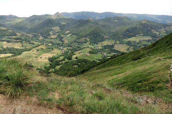 La vallée de la Jordanne et le Puy Griou vus depuis la crête SW du Puy Chavaroche