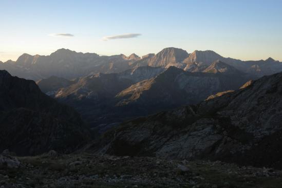 Lever de soleil à Baysselance (la Brèche de Roland est en plein milieu de la photo)