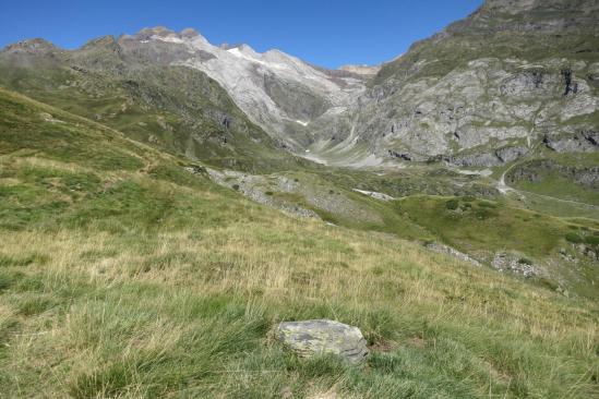 Le massif du Vignemale s'affiche au fond de la vallée des Oulettes d'Ossoue