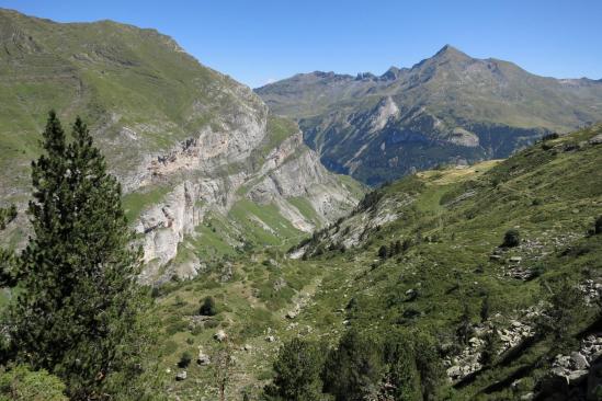 A l'approche de Gavarnie avec le sommet du Piméné à l'horizon